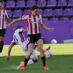GRAF7159. VALLADOLID, 08/10/2020.- El centrocampista del Real Valladolid Pablo Hervías (i) y el centrocampista del Athletic Íñigo Córdoba luchan por el balón durante el partido correspondiente al XLVI Trofeo Ciudad de Valladolid que disputan en Valladolid. EFE/ R. García