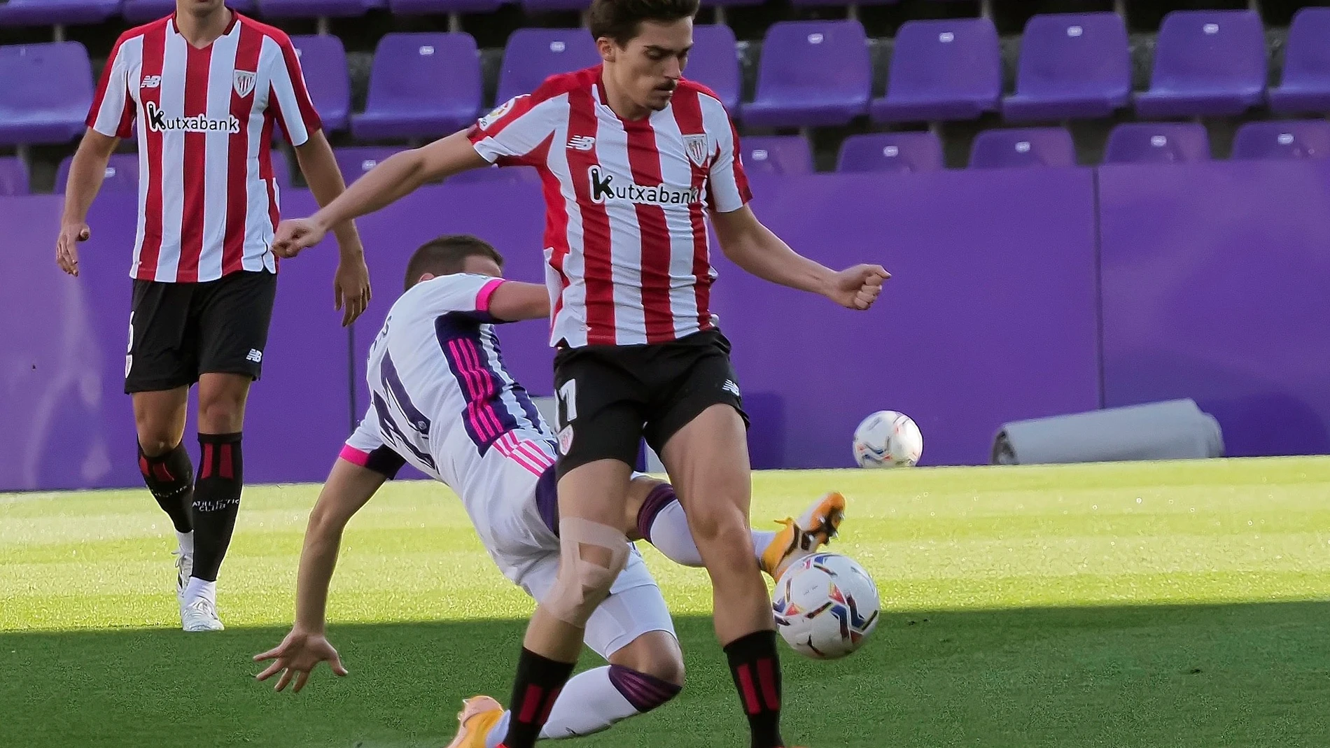 GRAF7159. VALLADOLID, 08/10/2020.- El centrocampista del Real Valladolid Pablo Hervías (i) y el centrocampista del Athletic Íñigo Córdoba luchan por el balón durante el partido correspondiente al XLVI Trofeo Ciudad de Valladolid que disputan en Valladolid. EFE/ R. García