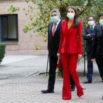 MADRID,08/10/2020.- La reina Letizia llega, acompañada por los ministros de Educación y Formación Profesional, Isabel Celaá (2d), y Cultura y Deporte, José Manuel Rodríguez Uribes (i), para presidir la reunión del Patronato de la Residencia de Estudiantes, este jueves en Madrid. EFE/Zipi