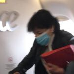 Un usuario de Twitter, @IñigovanEyck, muestra como la ministra de Eduación, Isabel Celaá, se ha subido esta tarde a un avión con destino Bilbao