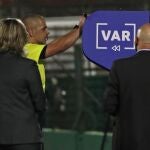 Eber Aquino revisa en el VAR la acción que terminó en penalti a favor de Uruguay.