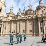 GRAF7791. ZARAGOZA, 09/10/2020.- Miembros de la Guardia Civil, que por vez primera no realizar actos públicos con motivo de la celebración de su patrona, la Virgen de El Pilar, a su salida de misa en la basílica catedral de El Pilar, el pasado viernes.