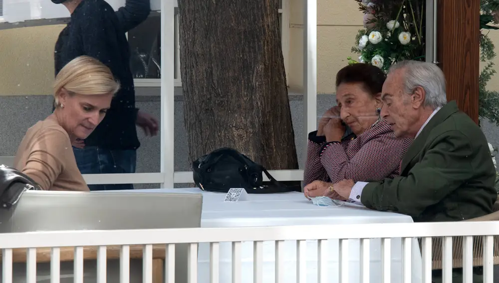 Carlos Zurita, la Infanta Margarita y su hija, María Zurita.José Oliva / Europa Press