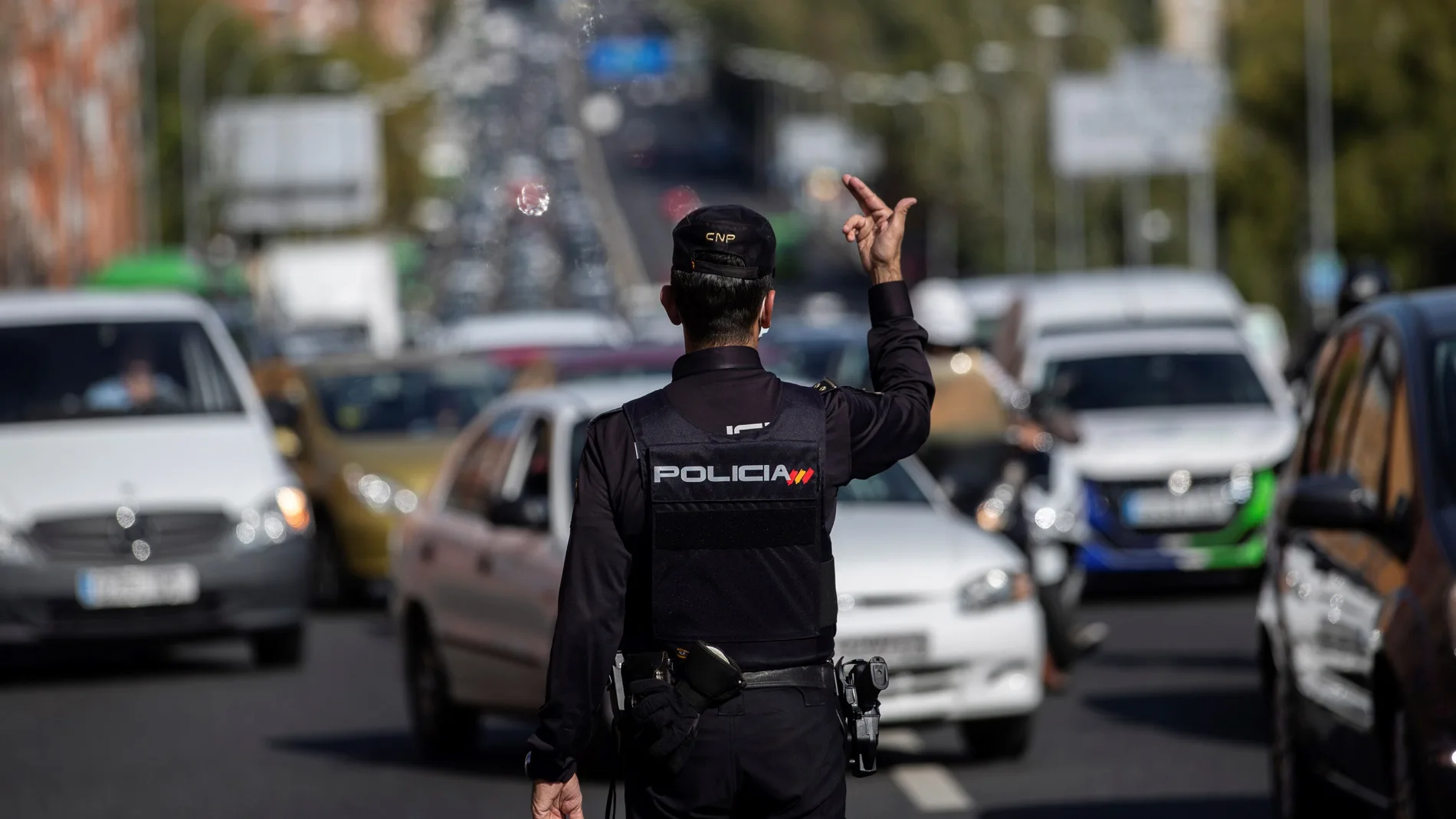 Policía Nacional y Guardia Civil despliegan controles para vigilar el cumplimiento de las restricciones a la movilidad impuestas por el estado de alarma que decretará el Gobierno, este viernes en Madrid.