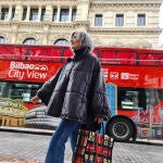Carmen Gimeno y la capa de Zara para los días de lluvia.