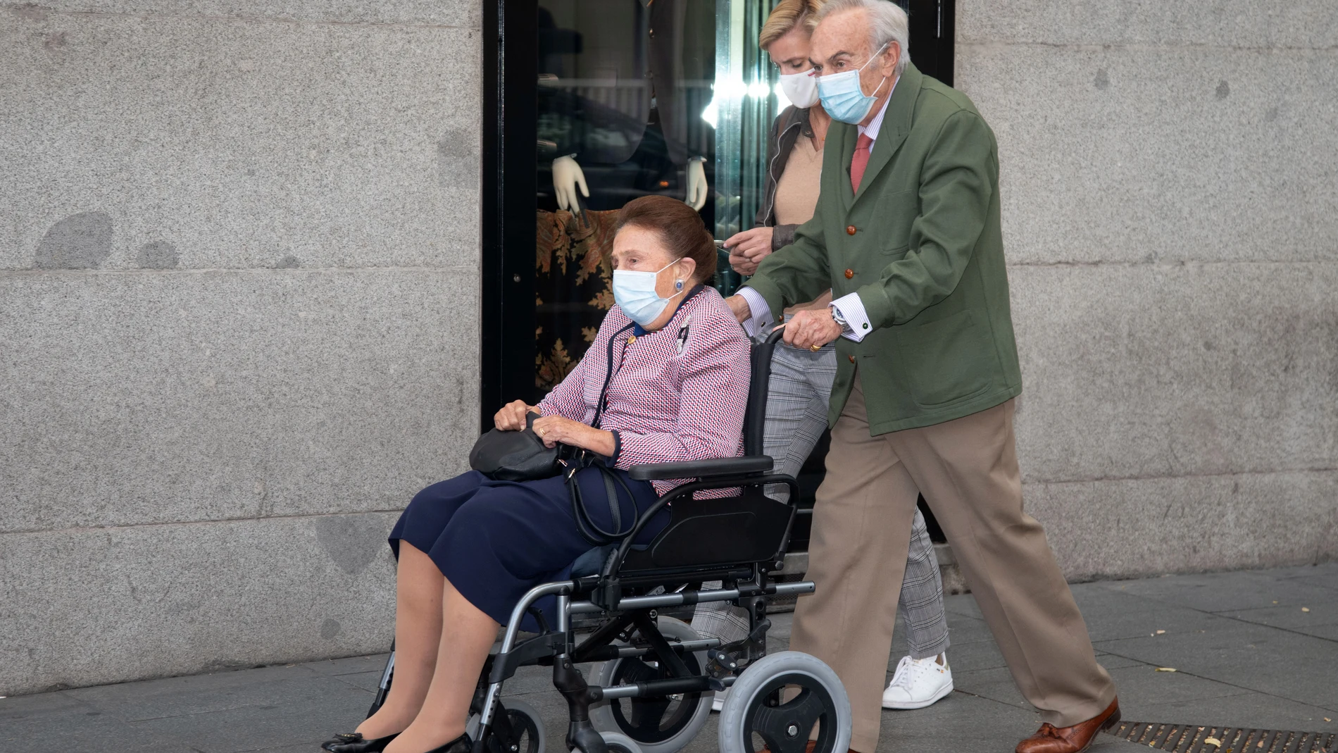 Carlos Zurita, la Infanta Margarita y su hija, María Zurita.José Oliva / Europa Press