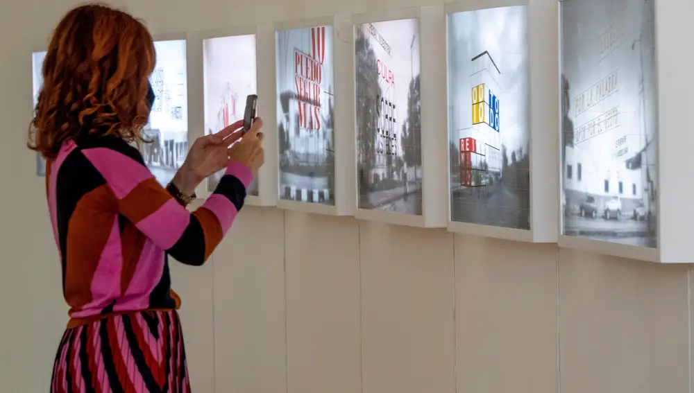 GRAF7682. SANTANDER, 09/10/2020.- una mujer hace una foto de varias obras que forman parte de la exposición "Arte y arquitectura" en el Centro Botín de Santander, inaugurada este viernes, una exposición que acoge el "diálogo" entre la arquitectura y el arte, y que a su vez pone de manifiesto la relación que los artistas mantienen con el espacio en el que se presentan sus obras.Bajo el título "Arte y arquitectura" y comisariada por el responsable artístico del Centro Botín, Benajmin Weil, esta muestra recoge una veintena de obras de artistas que, en su día, dirigieron un taller de artes plásticas de la Fundación Botín. EFE/ Román G. Aguilera