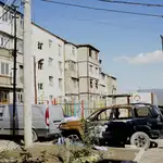 Vista de los daños causados en viviendas y automóviles por impacto de proyectiles este viernes en Stepanakert