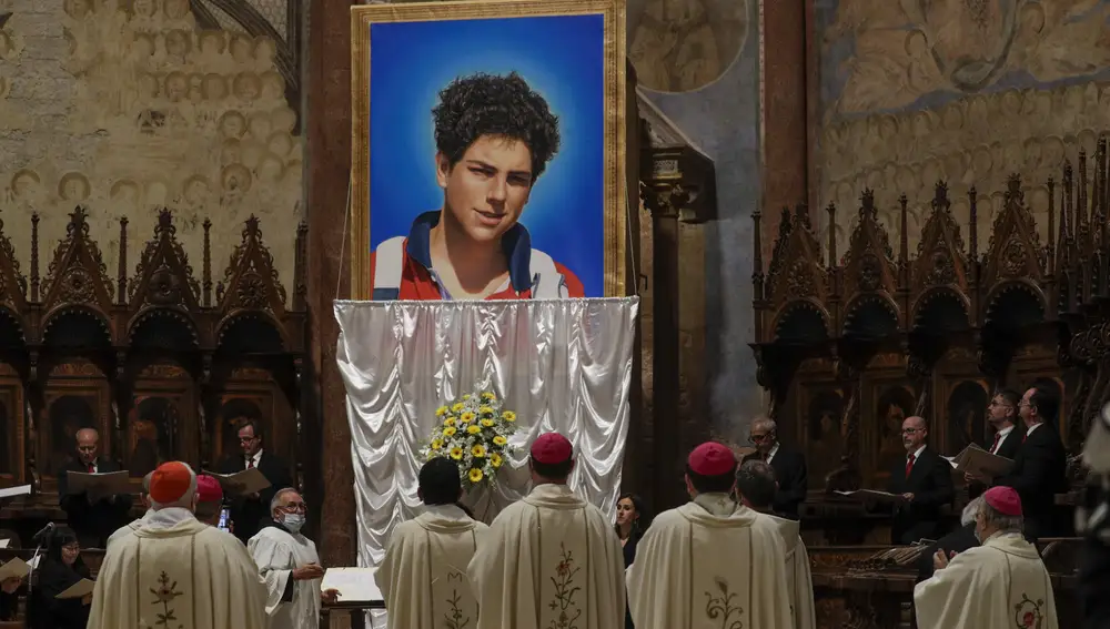 Imagen de Carlo Acutis durante su beatificación en Asís, en Italia.