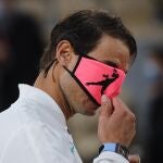 Rafa Nadal, con la mascarilla, tras ganar en Roland Garros a Djokovic