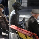 Jubilados sentados en un banco