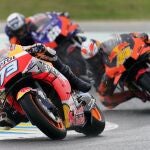 El piloto español Alex Márquez (Repsol Honda) (i) y su compatriota Pol Espargaró (d), (Red Bull KTM) durante el Gran Premio de motociclismo de Francia disputado en el circuito de Le Mans.