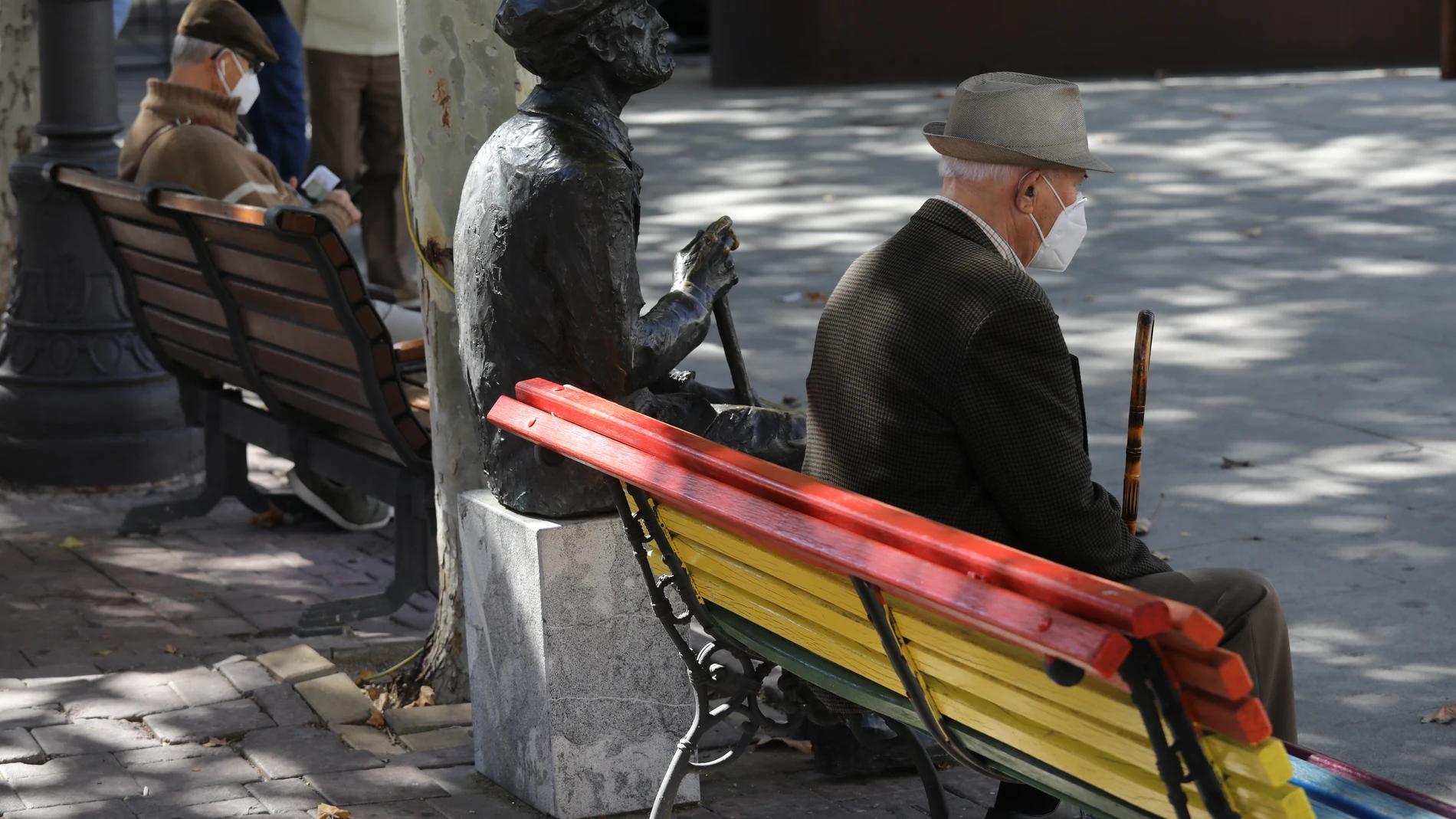 Jubilados sentados en un parque de Getafe