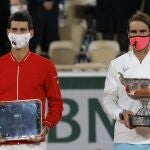 Djokovic y Nadal, con sus trofeos de Roland Garros