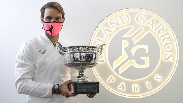 Rafa Nadal posa con el trofeo de campeón de Roland Garros.