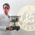 Rafa Nadal posa con el trofeo de campeón de Roland Garros.