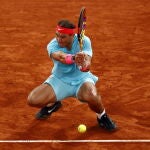 Nadal da un revés casi desde el suelo en la final de Roland Garros 2020 ante Djokovic