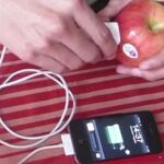 ¿Qué pasa si enchufas tu móvil en un melón?