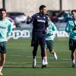 Claudio Bravo en el entrenamiento del Betis.