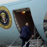 El presidente Trump sube al avión presidencial para dar su primer mitin en Florida
