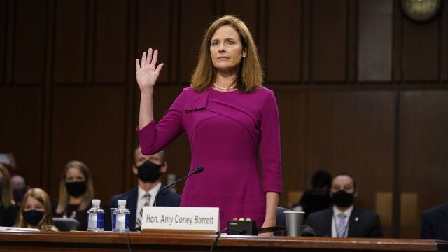 La nominada Amy Coney Barrett en su juramento en el Senado