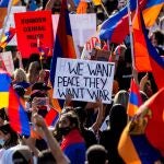 "Queremos la paz, ellos quieren la guerra", dice el cartel de uno de los miles de armenios-estadounidenses que protestaron hace unos días en Los Ángeles