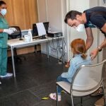Una niña es atendida por infección covid