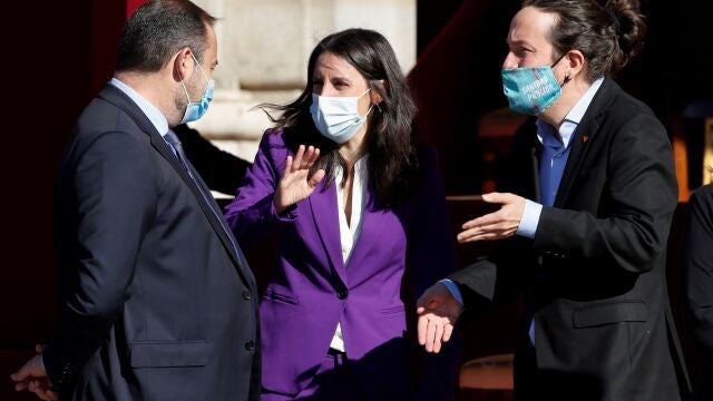 El vicepresidente del Gobierno, Pablo Iglesias (d) conversa con la ministra de Igualdad, Irene Montero (c) y el ministro de Transportes, José Luis Ábalos (i) antes del comienzo del desfile terrestre en el que se pretende rendir homenaje a todos los que están luchando contra la COVID-19 organizado con motivo del Día de la Fiesta Nacional, que se celebra en la plaza de la Armería del Palacio Real con motivo del Día de la Fiesta Nacional o Día de la Hispanidad, en Madrid (España), a 12 de octubre de 2020. La celebración este año es mucho más íntima sin el tradicional desfile por el Paseo de la Castellana, en un día en el que se conmemora la efeméride histórica del descubrimiento de América por parte de España.12/10/2020;CORONAVIRUS;COVID-19;HISPANIDAD;12 DE OCTUBRE;PILARPool12/10/2020