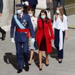 GRAF9276. MADRID, 12/10/2020.- El rey Felipe VI (i), la reina Letizia (2d) junto a la princesa de Asturias, Leonor (2i) y la infanta Sofía (d) durante el acto organizado con motivo del Día de la Fiesta Nacional, en Madrid este lunes. antes del comienzo del acto organizado con motivo del Día de la Fiesta Nacional, en Madrid este lunes. EFE/Juan Carlos Hidalgo