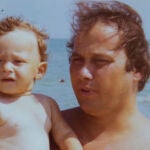 Francesco Totti, de niño, junto a su padre Enzo, en una foto que el exfutbolista subió a su cuenta de Instagram.