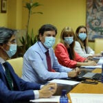 El consejero de Economía y Hacienda, Carlos Fernández Carriedo, junto con miembros de su equipo