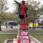 Una estatua de Cristóbal Colón en Rhode Island, EE UU, cubierta de pintura roja simbolizando la sangre derramada de los pueblos indígenas en América