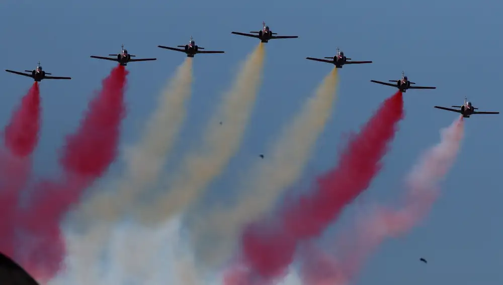 GRAF9326. MADRID, 12/10/2020.- Los aviones C-101 de la Patrulla Águila, la unidad acrobática del Ejército del Aire durante el acto organizado con motivo del Día de la Fiesta Nacional, en Madrid este lunes. EFE/Juan Carlos Hidalgo