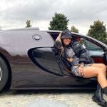 Georgina Rodríguez, pareja de Cristiano Ronaldo, subida en un Bugatti del futbolista.