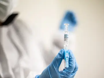 Un enfermero sostiene una de las vacunas contra la gripe que durante el día de hoy ha inyectado en el recinto habilitado en el Iradier Arena, en Vitoria Un enfermero sostiene una de las vacunas contra la gripe que durante el día de hoy ha inyectado en el recinto habilitado en el Iradier Arena, en Vitoria