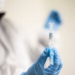 Un enfermero sostiene una de las vacunas contra la gripe que durante el día de hoy ha inyectado en el recinto habilitado en el Iradier Arena, en Vitoria