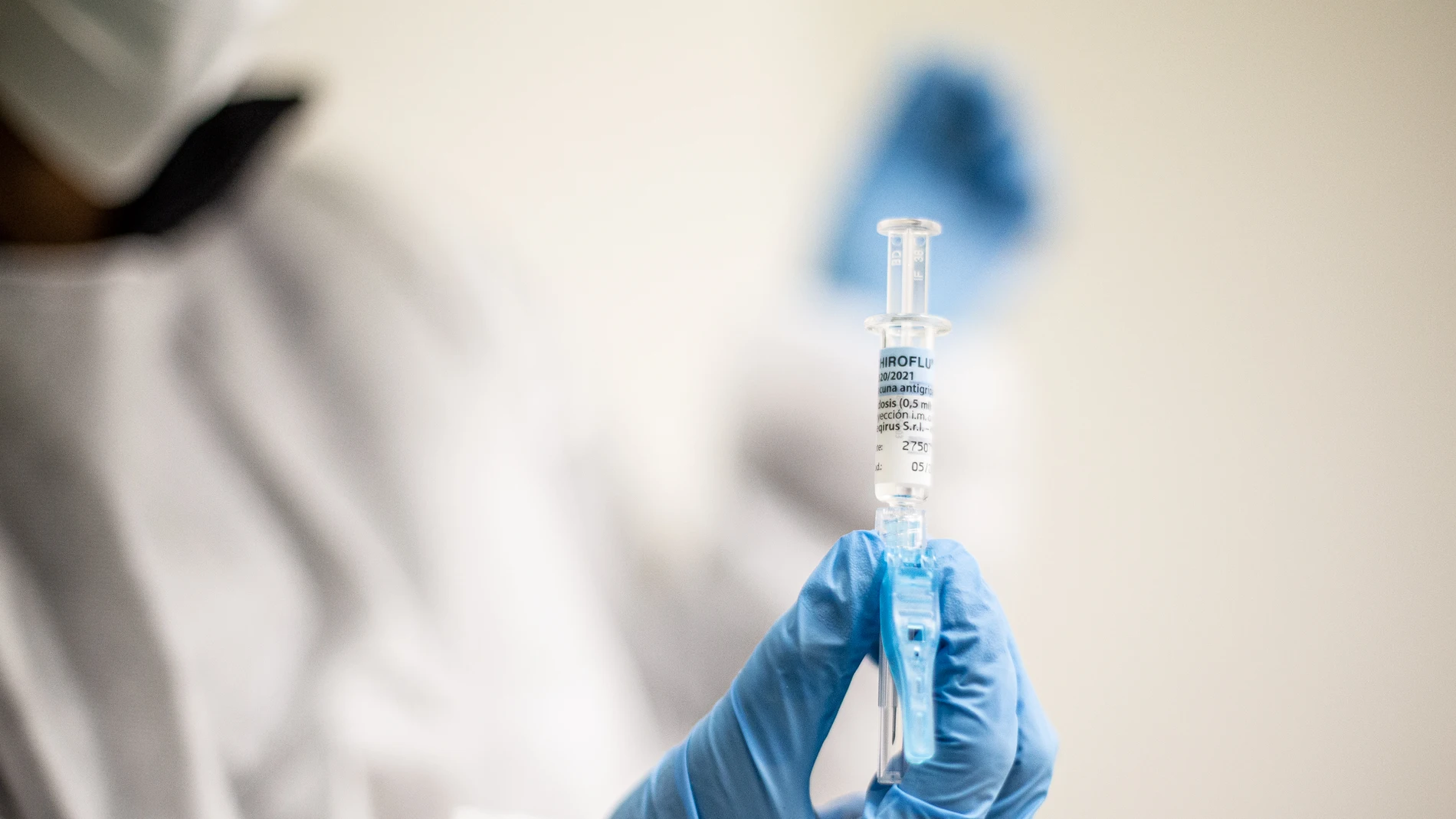 Un enfermero sostiene una de las vacunas contra la gripe que durante el día de hoy ha inyectado en el recinto habilitado en el Iradier Arena, en Vitoria