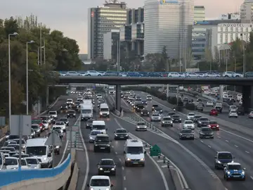 Tráfico en la M30 a la altura del puente de Ventas a primera hora de la mañana del viernes, en Madrid, horas antes de que se decreaase el esatdo de alarma en la capital de España Tráfico en la M30 a la altura del puente de Ventas a primera hora de la mañana del viernes, en Madrid, horas antes de que se decreaase el esatdo de alarma en la capital de España