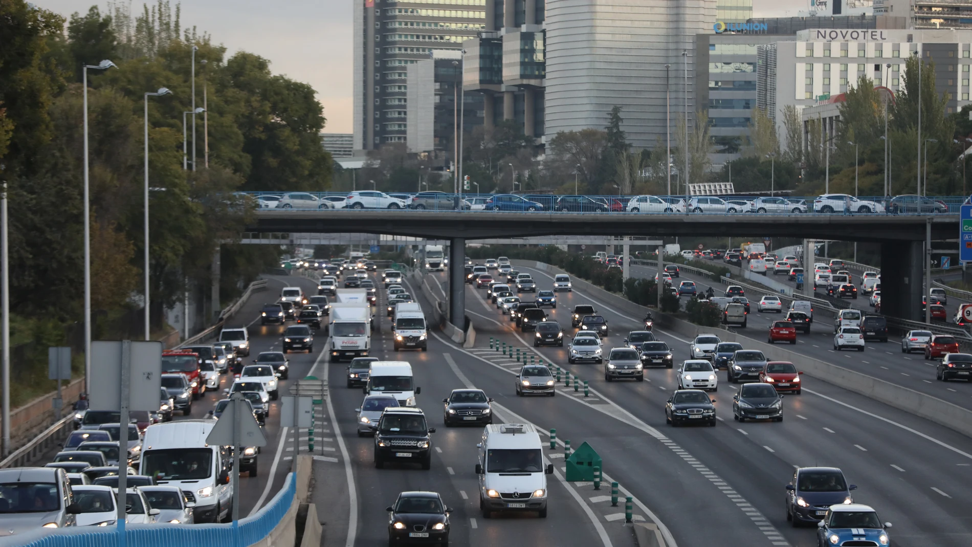 Tráfico en la M30 a la altura del puente de Ventas a primera hora de la mañana del viernes, en Madrid, horas antes de que se decreaase el esatdo de alarma en la capital de España