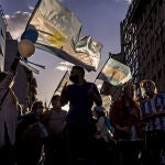 12 October 2020, Argentina, Buenos Aires: People hold flags of Argentina during an anti-quarantine protest, amid the outbreak of the coronavirus. Photo: Roberto Almeida Aveledo/ZUMA Wire/dpa12/10/2020 ONLY FOR USE IN SPAIN