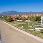 La Senda Litoral avanza en Estepona con la apertura de otro tramo