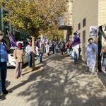 Concentración ante un centro de salud en Valencia de profesionales de Atención Primaria reclamando más recursos