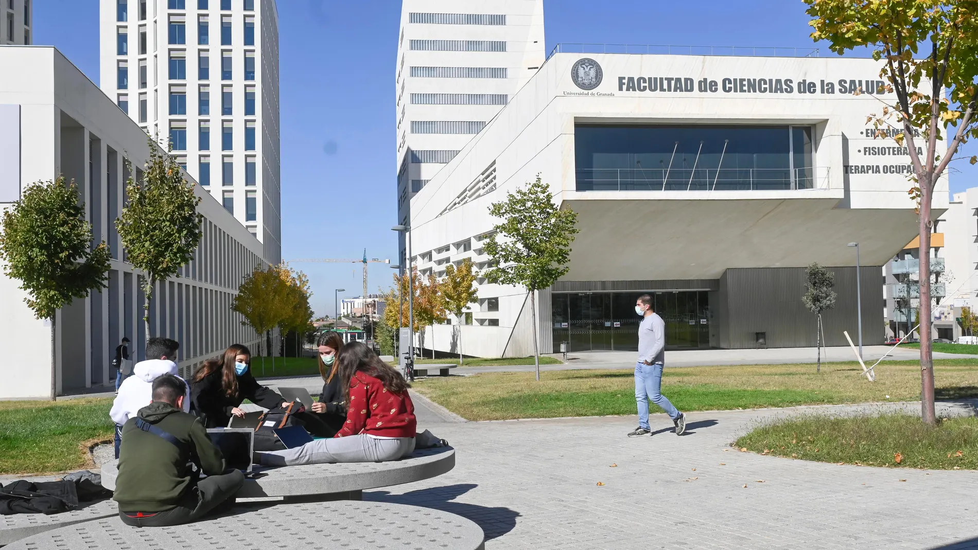 Fachada de la facultad de Ciencias de la Salud de Granada. EFE/Miguel Ángel Molina