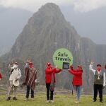 AME1108. MACHU PICCHU (PERÚ), 13/10/2020.- Fotografía cedida hoy por el Ministerio de Comercio Exterior y Turismo de Perú que muestra a la titular de dicha cartera, Rocío Barrios (c-d), junto al presidente del Consejo de Ministros, Walter Martos (c-i), durante una ceremonia realizada hoy en Machu Picchu, Cuzco (Perú). El Perú recibió del Consejo Mundial de Viajes y Turismo (WTTC, por sus siglas en inglés) el Sello "Safe travels", el primer sello de bioseguridad e higiene del mundo para el turismo en tiempos de COVID-19. EFE/Ministerio de Comercio Exterior y Turismo de Perú /SOLO USO EDITORIAL /NO VENTAS