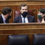 El presidente de Vox, Santiago Abascal; el portavoz de Vox en el Congreso de los Diputados, Iván Espinosa de los Monteros; y la diputada de Vox Macarena Olona en el Congreso