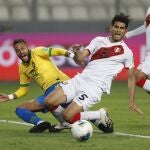 El árbitro Julio Bascuñán señaló como penalti esta acción entre Carlos Zambrano y Neymar.