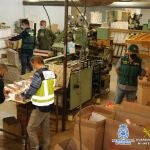 Los agentes intervienen en una de las fábricas ilegales de tabaco en una operación realizada en octubre de 2020POLICÍA NACIONAL, GUARDIA CIVIL 14/10/2020