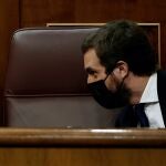 El líder del PP, Pablo Casado conversa con el secretario general del partido, Teodoro García Egea y la portavoz parlamentaria, Cuca Gamarra, durante la sesión de control al Ejecutivo en el Congreso