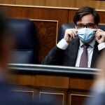 MADRID, 14/10/2020.- El ministro de Sanidad, Salvador Illa (d), escucha una intervención del presidente del Gobierno, Pedro Sánchez, durante la sesión de control al Ejecutivo este miércoles en el Congreso. EFE/ Mariscal