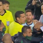 Leo Messi discute con Lucas Nava, preparador físico de Bolivia.